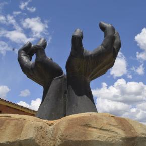 Imagen de la escultura en Castilblanco.