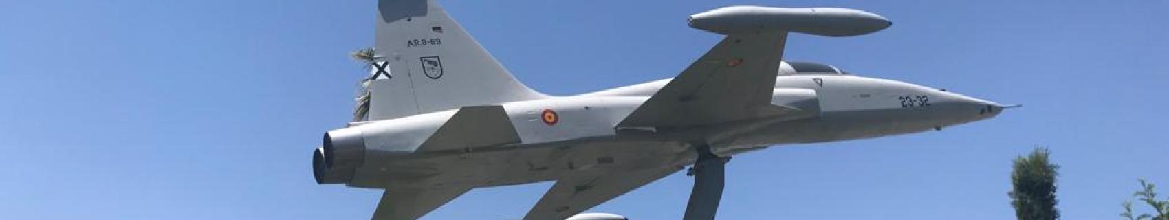 MONUMENTO AVIÓN F-5 