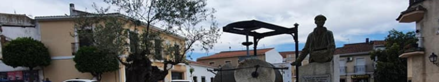 Molino y estatua al trabajador