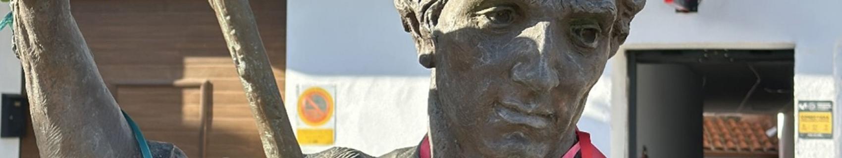 Estatua en Garbayuela.