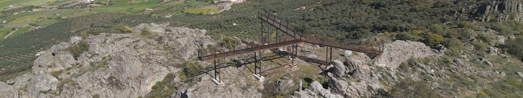 Panorámica del mirador, con el castillo y Puebla de Alcocer al fondo.