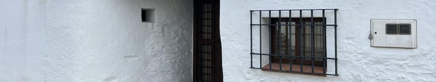 Fachada y entrada principal de la casa.