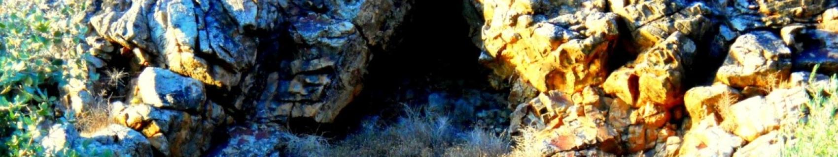 Imágenes de una gruta en el castro.    