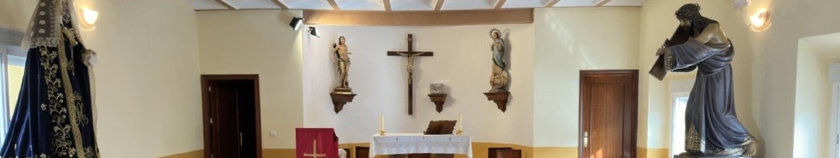 Interior de la capilla con la imagen de San Sebastián.
