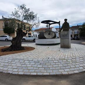 Molino y estatua al trabajador