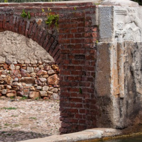 Pilar de Palomas, Acueducto y Escudo de Carlos V