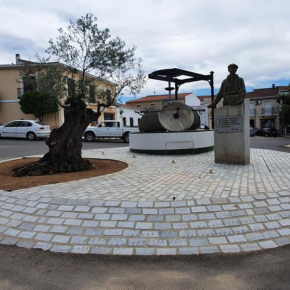 Molino y estatua al trabajador