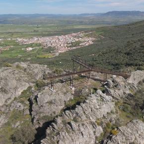 Panorámica del mirador, con el castillo y Puebla de Alcocer al fondo.