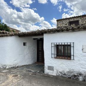 Fachada y entrada principal de la casa.