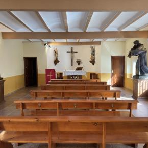 Interior de la capilla con la imagen de San Sebastián.